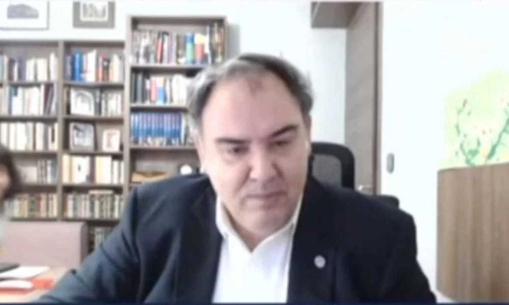 Σαρηγιάννης: Η «εισβολή» της κόρης του στο πλάνο που έκλεψε την παράσταση (βίντεο)
